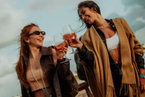 Dos chicas brindando con champagne.