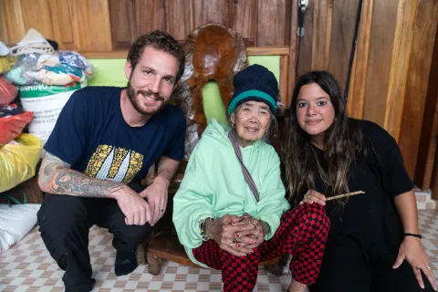 Sofi, junto a su esposo y a Cata, la tatuadora más vieja del mundo