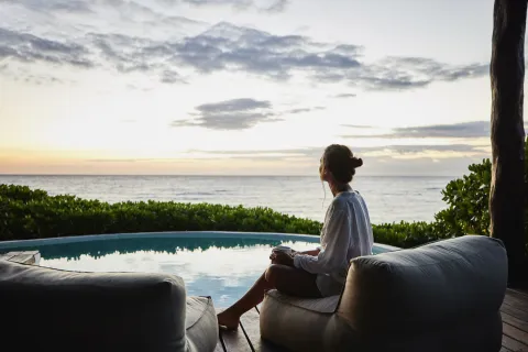 mujer de vacaciones en un paisaje hermoso y tranquilo