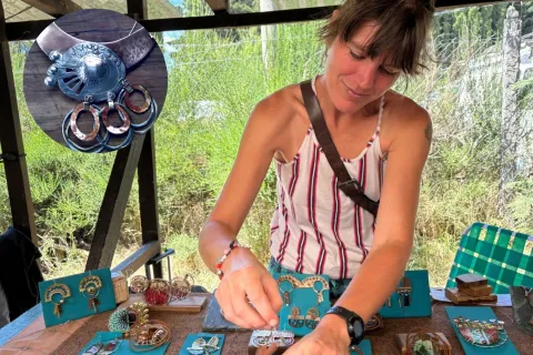 Lucila Calderín, la artista itinerante que crea joyería experimental a través del esmaltado al fuego