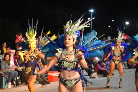 mujer baila en carnaval
