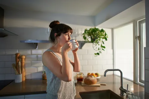Foto de mujer en una cocina.