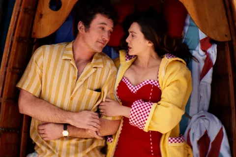 Miles Teller y Elizabeth Olsen en Eternity.