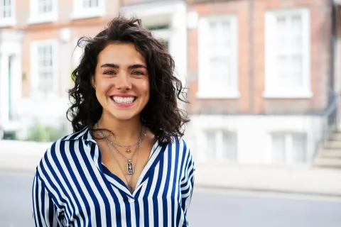 mujer alegre