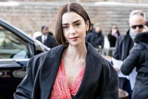 La actriz británico-estadounidense Lily Collins, conocida mundialmente por su rol protagónico en Emily in Paris, dará un paso significativo en su carrera al ponerse en la piel de Audrey Hepbur