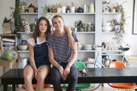 Qué es el “matrimonio lavanda” y por qué gana terreno entre los más jóvenes