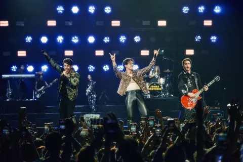 Tras un 2025 decisivo en su carrera, marcado por el lanzamiento de su séptimo álbum, Greetings From Your Hometown, Jonas Brothers confirman su regreso a la Argentina