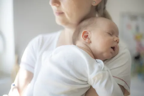 mamá con bebé en brazos