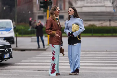 A tres días del inicio de la Milan Fashion Week, las calles funcionan como una pasarela paralela que adelanta las claves del próximo invierno. Estas son las tendencias que ya se imponen.