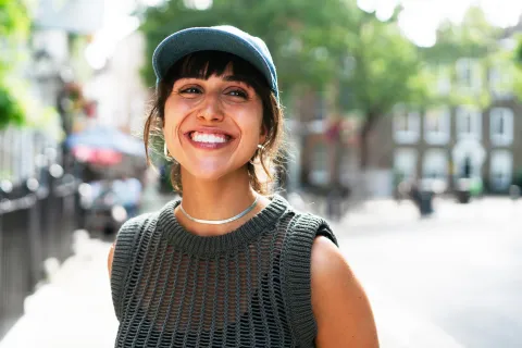 mujer sonrie