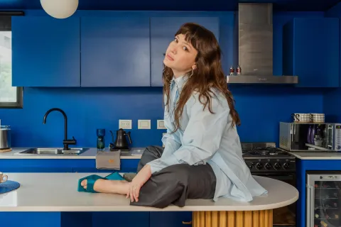 Adiós a la cocina aburrida: la diseñadora Paloma Domian deslumbra con el color en su depto en La Plata
