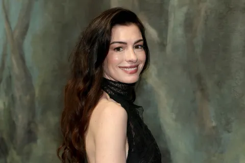 La actriz ganadora del Oscar Anne Hathaway volvió a demostrar que su compromiso con la igualdad de género va más allá de la pantalla.