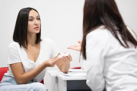Hasta 4 años de retraso en diagnósticos: la brecha médica que afecta a las mujeres