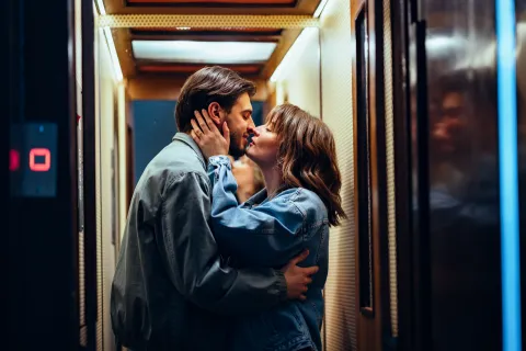Chatear, salida, situationship, chongueo: los términos de las relaciones amorosas modernas.