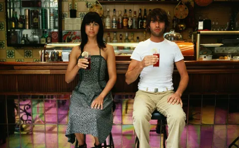 pareja en un bar