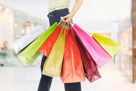 Foto de mujer comprando ropa.