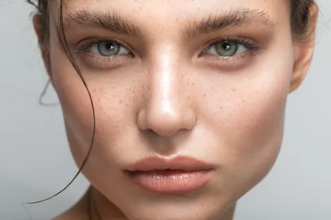 Adiós a las cejas finitas: cómo engrosarlas de forma natural