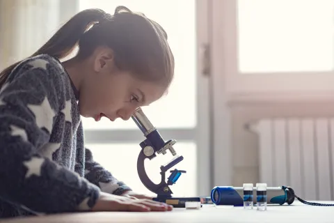 nena mira en microscopip