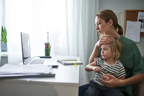 mamá trabaja en su casa y cuida a su hijo enfermo