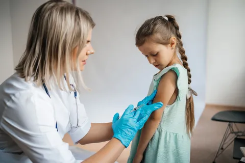niña vacunándose