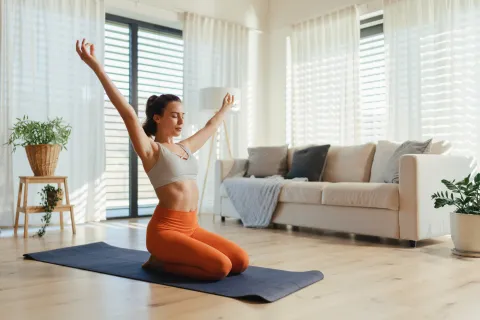mujer feliz haciendo yoga