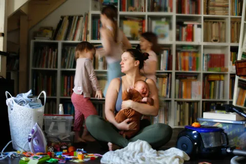 madre cuidando a varios niños