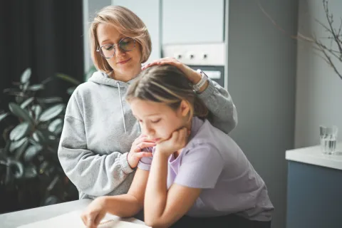 Mi hijo no quiere ir al colegio: cuándo es parte de la adaptación y cuándo conviene consultar