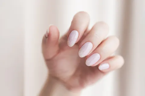 Rosa water Chrome nails: las uñas rosadas son la alternativa ideal para marzo