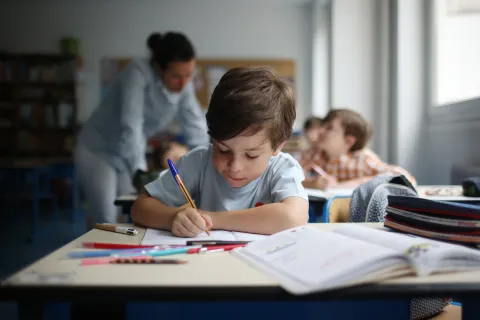 Por qué tantos chicos no aprenden a leer y resolver operaciones matemáticas básicas