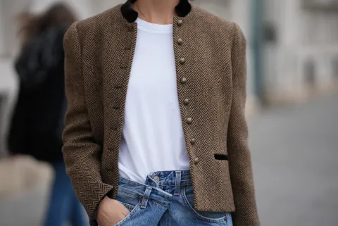 Cuello mao: el detalle minimalista que transforma el blazer en la prenda más elegante del otoño 2026