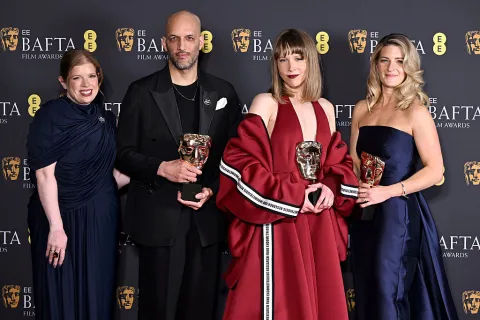 : (De izquierda a derecha) Lauren Frankfort Meltzer, Matt Houghton, Georgie Wileman y Harriette Wright, ganadores del premio al Mejor Cortometraje Británico por 'This Is Endometriosis', posan en la sala de premiados durante la entrega de los premios EE BAFTA 2026 en el Royal Festival Hall el 22 de febrero de 2026 en Londres, Inglaterra. 