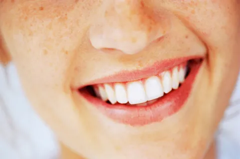 mujer sonrie