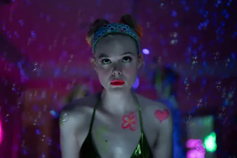Elle Fanning es una de las protagonistas de Margo tiene problemas de dinero.