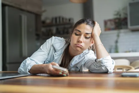 Foto de mujer aburrida.