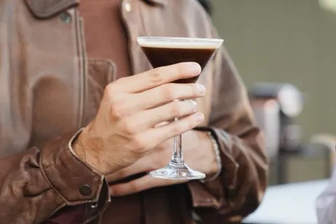 Cócteles con café: la tendencia que lleva esta bebida de la taza a la barra