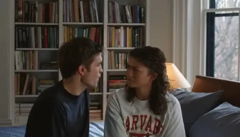 La película, protagonizada por Zendaya y Robert Pattinson y dirigida por el noruego Kristoffer Borgli, combina romance, incomodidad emocional y humor oscuro en una propuesta que se aparta de los códigos tradicionales del género.