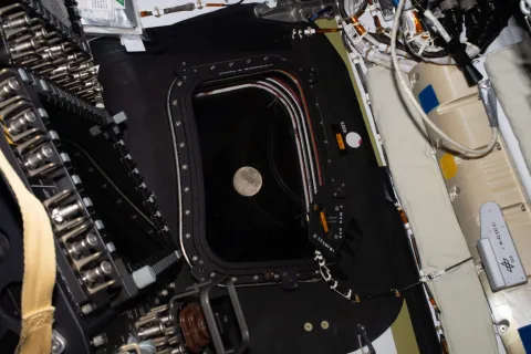 Esta imagen proporcionada por la NASA el lunes 6 de abril de 2026 muestra una vista de la Luna tomada por la tripulación de la Artemis II antes de ir a dormir en su quinto día de misión.  (NASA via AP)