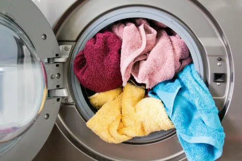 Cómo lavar la ropa para que dure más y consuma menos energía: lo que dice la ciencia.