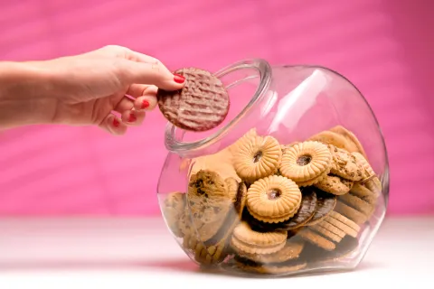 Cada vez más personas buscan dejar atrás las galletitas industriales en la merienda diaria.