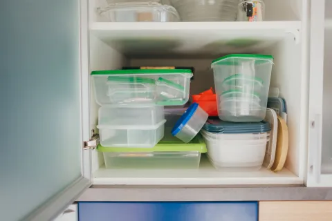 En muchas cocinas, el orden de los tuppers suele ser una batalla perdida: recipientes apilados sin criterio, tapas que no aparecen y cajones que se desarman cada vez que se abren.