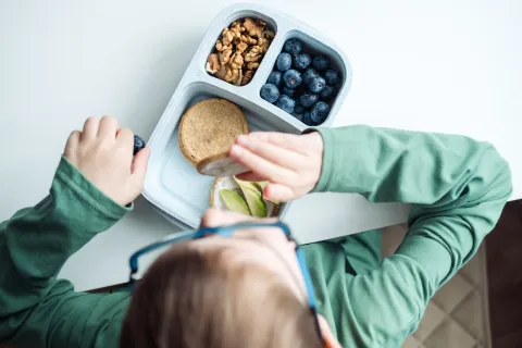 niño come sano