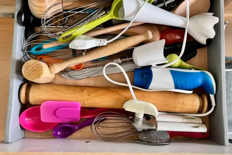 Cubiertos mezclados con utensilios, abridores que desaparecen y cucharones que no entran: el famoso “cajón del caos” es, en realidad, un problema de organización.