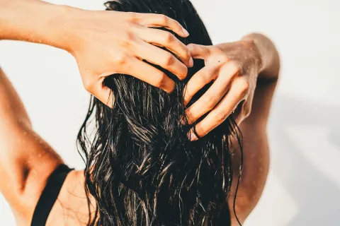 Baño de crema: el gesto simple que puede cambiar tu pelo (y hacerlo verse mucho más saludable)