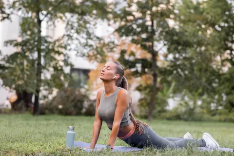 Esta milenaria disciplina ya no es más un ritual de nicho para practicantes especializados, sino que ya ha cobrado protagonismo dentro del paisaje urbano, consolidándose como uno de los antídotos favoritos para combatir y equilibrar el ritmo frenético de las grandes ciudades