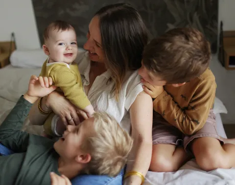 Madres bajo la lupa: las contradicciones y mandatos imposibles de la maternidad actual