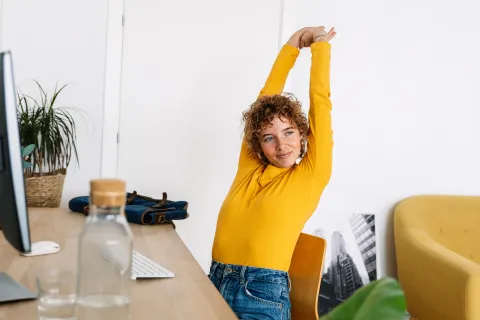 Mujer trabaja desde casa