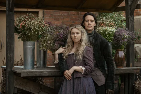 Lauren Lyle y César Domboy en Outlander.
