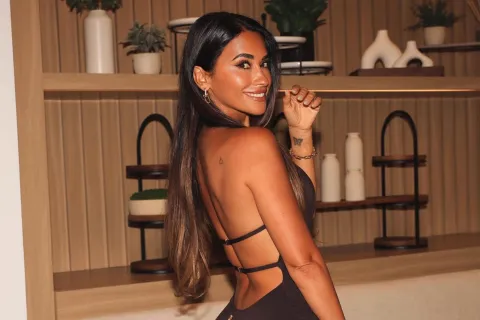 Antonela Roccuzzo volvió a convertirse en el centro de todas las miradas con un look sofisticado y audaz durante la presentación de la nueva colaboración de moda de Lionel Messi junto a Adidas y Kith.
