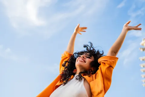 mujer que celebra