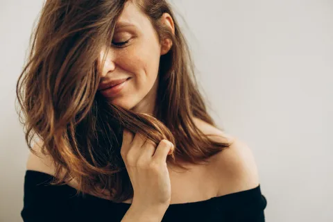 Cálido, brillante y súper natural, es el tono que las castañas van a querer este otoño-invierno: ilumina el pelo, aporta movimiento y tiene ese efecto elegante y effortless que queda bien siempre.